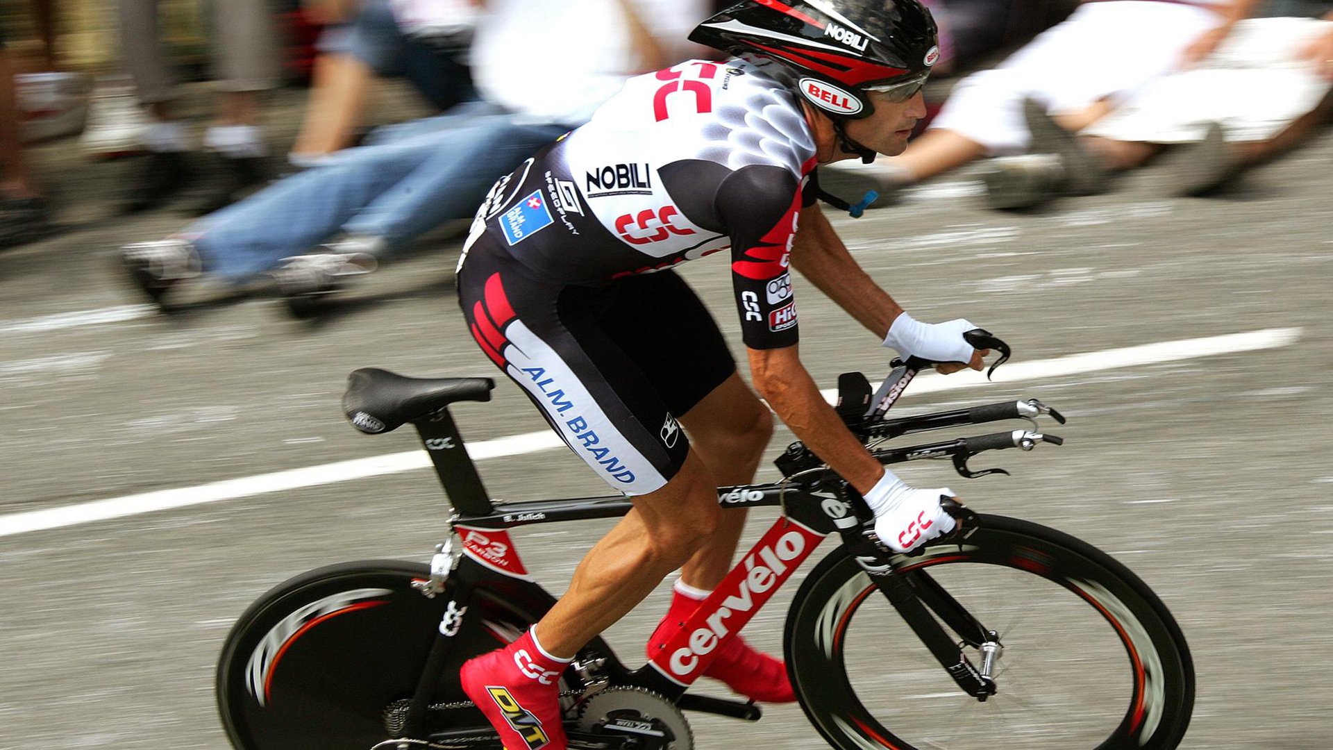 爱游戏在线登录入口-唐纳德·高尔强力冲击对方防线，助力袋鼠队取胜，唐纳德古尔德